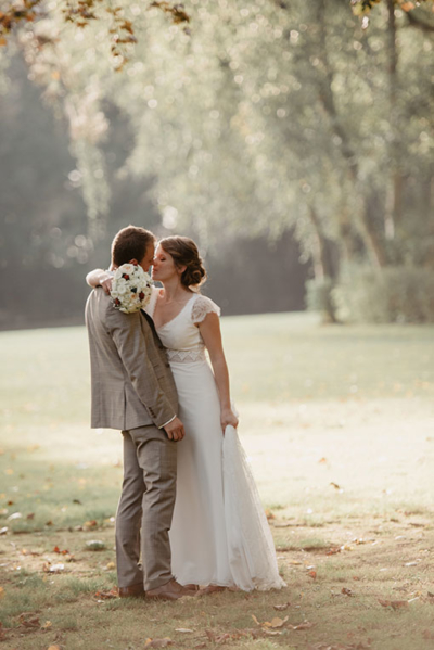 mariage-baiser-parc-le-saulchoir-escanaffles_w