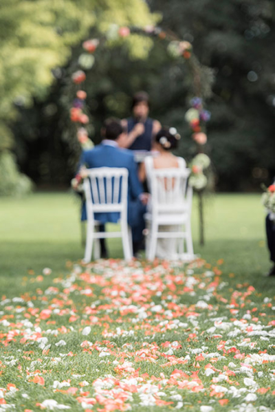 mariage-ceremonie-laique-chateau-couturelle-petales_w