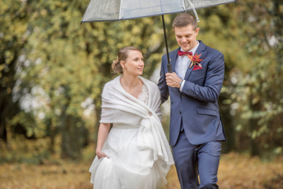 mariage-couple-ferme-templiers-parapluie_w