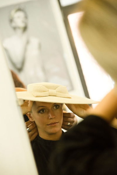 mariage-preparatifs-coiffure-chapeau-miroir-regard_w