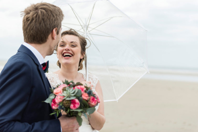 photo-mariage-hardelot-plage-parapluie-bouquet-w